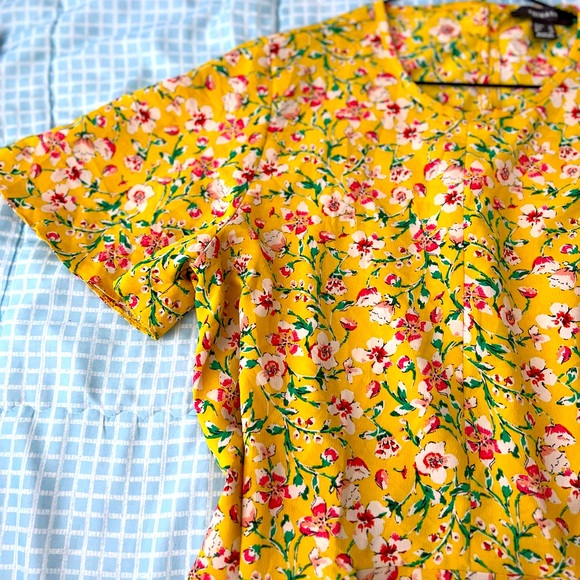 Beautiful yellow shirt with flowers. New, simple with ropes to tighten the waist - Picture 1 of 4